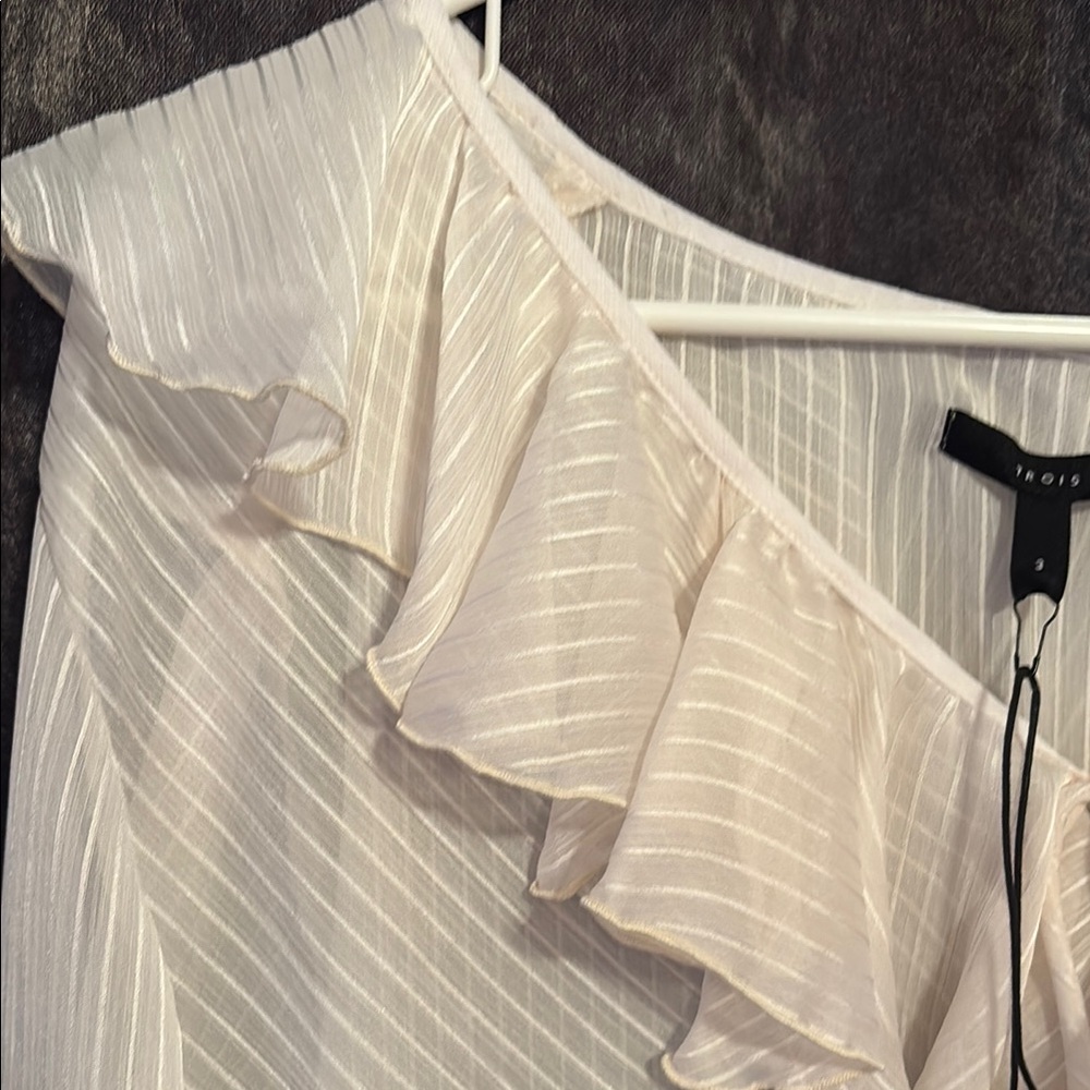 Chic Cream Ruffled Blouse - Picture 4 of 8